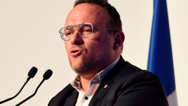LR : prié de quitter la présidence du groupe, Damien Abad répond