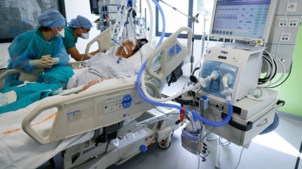 Covid-19: la France a enregistré une surmortalité de 95.000 décès en 2020 et 2021