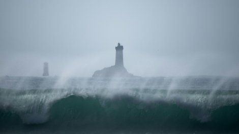 Finistère: trois membres d'une même famille meurent, emportés par une vague
