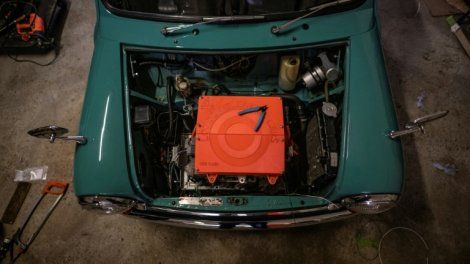 Dans un garage londonien, les voitures troquent les chevaux pour les watts