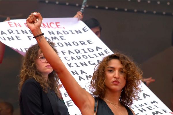 VIDEO. Festival de Cannes : une banderole avec le nom de 129 victimes de féminicides en France exposé sur les marches
