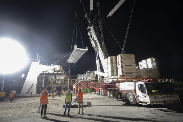 Vidéo. La Couronne: chantier nocturne hors norme pour la pose d'une passerelle de 100 tonnes