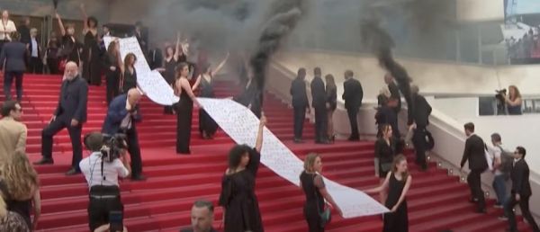 Une immense banderole avec le nom de victimes de féminicides en France déployée sur le tapis rouge à Cannes par des membres d'un collectif féministe - VIDEO