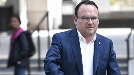 Accusations de viol : Damien Abad doit-il démissionner ?