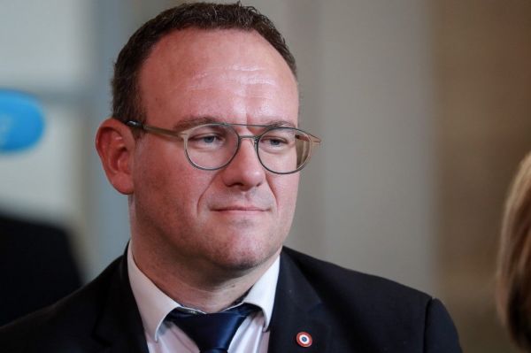 L'opposition de gauche demande la démission de Damien Abad; Christian Jacob dit l'avoir interrogé en 2017