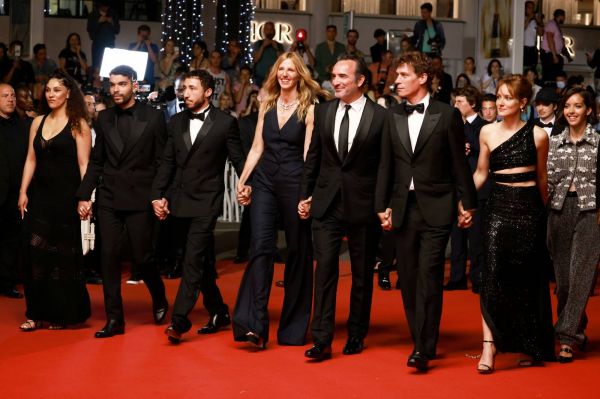 Cannes 2022: Une longue ovation pour le film "Novembre" de Cédric Jimenez avec Jean Dujardin et Sandrine Kiberlain