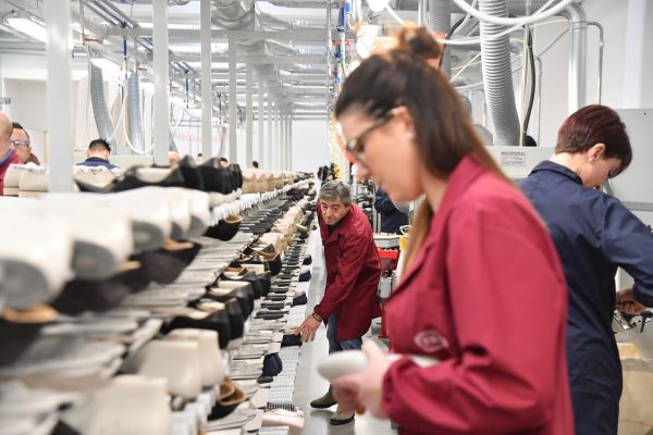 « Aujourd'hui, je n'ai plus de travail » : la manufacture de chaussures italienne souffre de la guerre en Ukraine