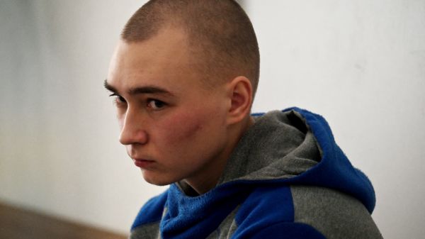 Ukraine: le soldat russe jugé pour crime de guerre condamné à la prison à vie