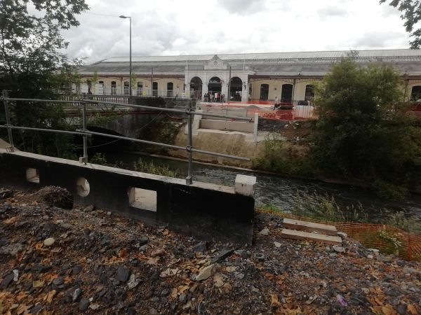 Pau : près de la gare, les passerelles sur l'Ousse posées début juillet