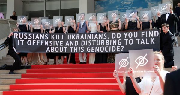 L'équipe d'un film ukrainien présenté au 75e Festival de Cannes manifeste contre la guerre en Ukraine