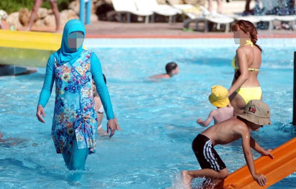 Burkini dans les piscines municipales : Droite et extrême droite réclament à nouveau davantage d'encadrement