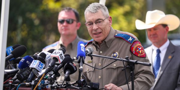 Uvalde : la police aurait dû entrer plus vite dans l'école, admet un haut responsable texan