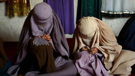 Afghanistan: une vingtaine de femmes manifestent à Kaboul pour leurs droits