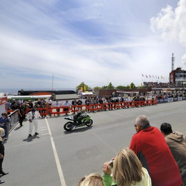 Moto - Tourist Trophy - Un concurrent du Tourist Trophy de l'île de Man se tue lors des qualifications