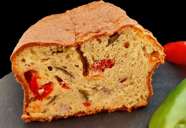 Cake thon poivrons corne de bœuf. Une recette estivale d'apéritif salé.