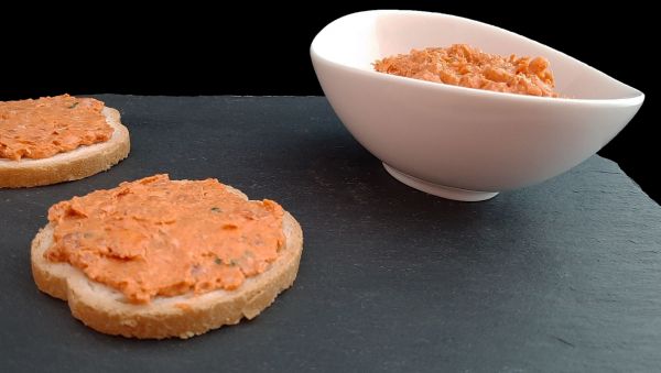 Tartinade de chorizo Saint Môret. Une recette de rillettes pour l'apéritif.