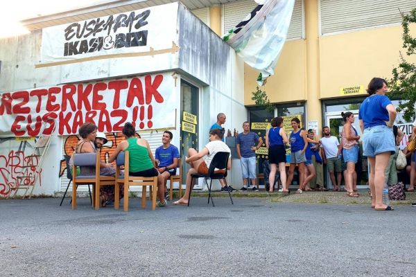 La fédération des écoles immersives basques occupe l'inspection académique de Bayonne