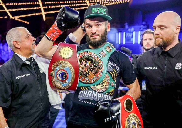 Artur Beterbiev détruit Joe Smith en deux rounds et unifie les titres WBC, WBO et IBF