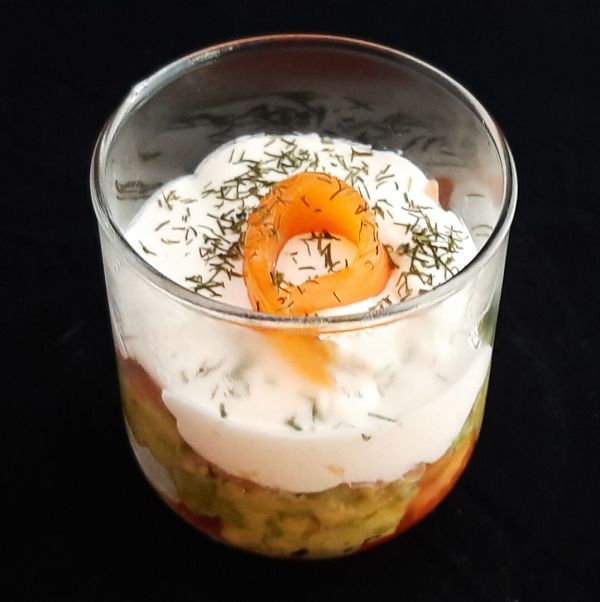 Verrines avocats saumon fumé. Recette d'entrée froide à faire la veille