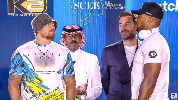 Vidéo: Oleksandr Usyk ne lâche pas Anthony Joshua des yeux lors du premier face à face du combat revanche