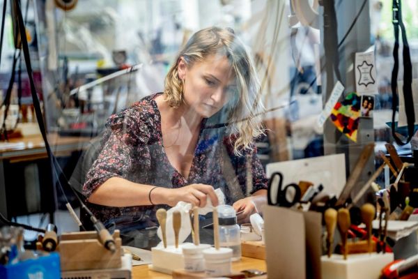 Confrontrées à une pénurie de main-d'œuvre dans l'artisanat, les maisons de luxe créent leurs « écoles »