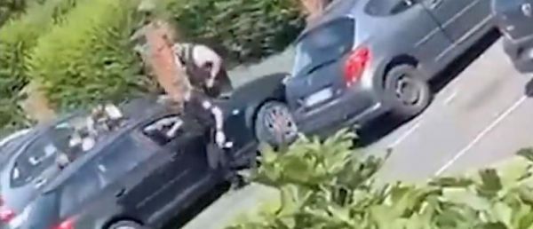 Les images choc d'un automobiliste qui refuse d'obtempérer à Hem dans la métropole de Lille et renverse les policiers qui partent à sa poursuite - Vidéo