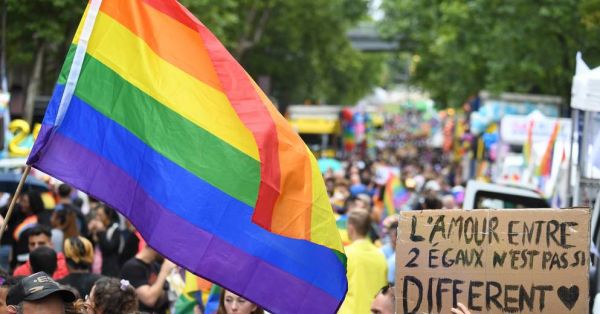 Paris prend des couleurs arc-en-ciel avec la marche des Fiertés LGBT+
