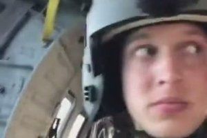 Sortir sa tête dans un hélicoptère volant à 200km/h