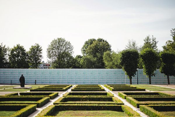 A Reims, le magnum opus du peintre Claude Viallat