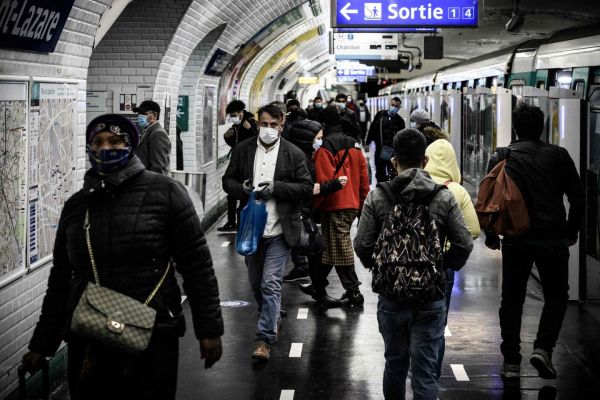 Covid-19 : la ministre de la santé appelle à remettre le masque dans les transports