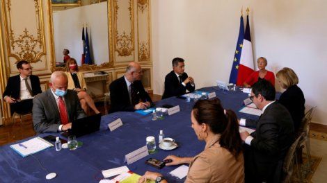 Covid-19: Borne en visioconférence avec préfets et ARS