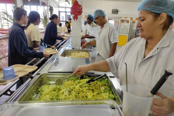 Les cantines scolaires de Calédonie s'unissent pour promouvoir le 100% local