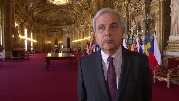 Vote de confiance : Élisabeth Borne « va attendre la fumée blanche du groupe LR », considère Roger Karoutchi