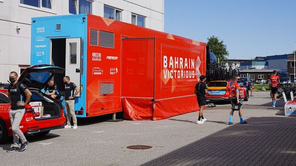 Tour de France 2022 : des médicaments "dont la nature et l'origine restent indéterminées" saisis lors des perquisitions visant Bahrain-Victorious