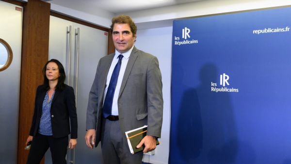 « Capitaine dans la tempête », « régent » : le parti LR orphelin après le départ de Christian Jacob