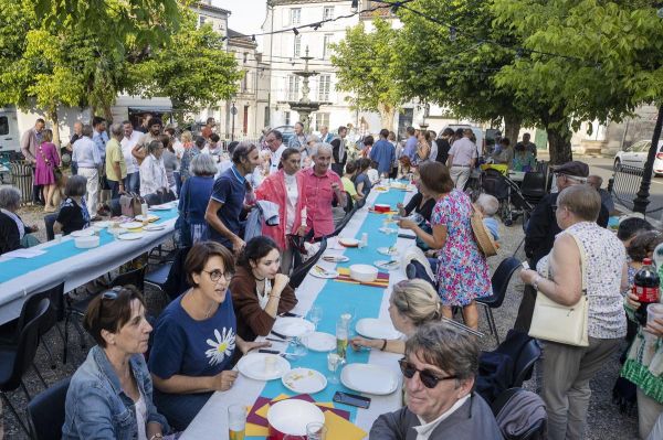 Angoulême: le cochon régale 160 convives au Minage