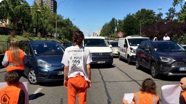 Un groupe de militants écologistes bloque le périphérique à Paris pour demander "une loi de rénovation énergétique globale"