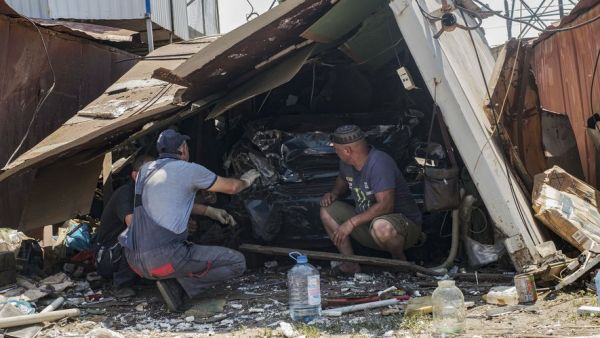 Ukraine : des explosions au sud du pays, des missiles à longue portée utilisés... point de situation ce samedi