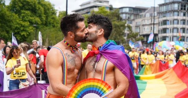 Foule arc-en-ciel à Londres pour la Marche des fiertés