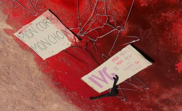Lyon : 500 personnes pour défendre le droit à l'IVG place Bellecour hier