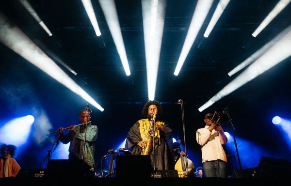 Kamasi en bonne compagnie