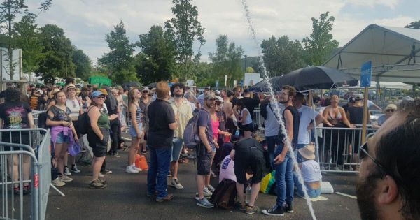 Eurockéennes de Belfort. Depuis 9 h, les fans de Muse sont agglutinés à l'entrée du festival !