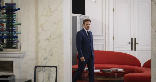 Politique. Le président Macron seul en son palais