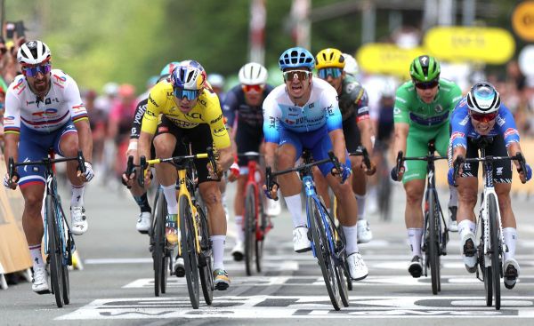 Deuxième derrière Groenewegen, Van Aert se console avec le maillot jaune