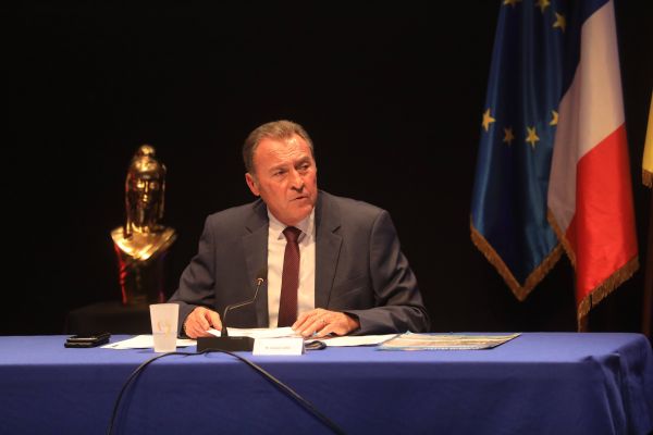 "C'est l'homme du barrage contre l'extrême droite qui a ouvert les portes du barrage": Lionnel Luca tacle Christian Estrosi