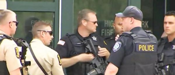 URGENT - Fusillade pendant la fête Nationale aux USA - Bilan provisoire : 6 morts et 26 blessés - Le suspect est en fuite et aurait entre 18 et 20 ans et serait armé - Il s'est posté sur le [...]
