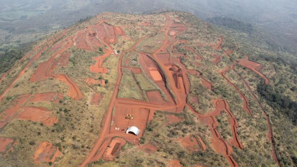 Guinée: la junte ordonne à deux géants miniers d'arrêter leurs activités à Simandou
