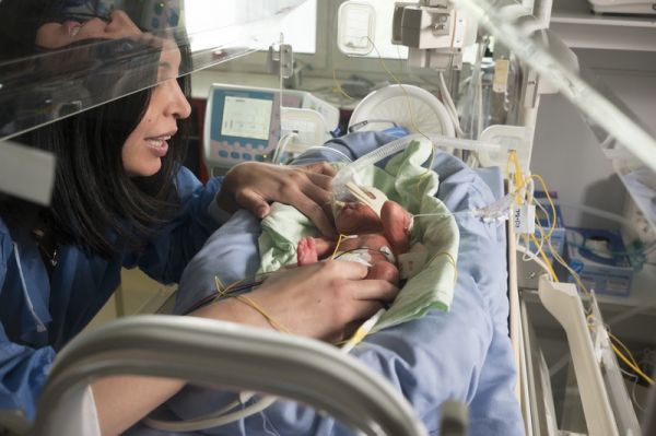 La voix, une stratégie de soin pour les bébés prématurés