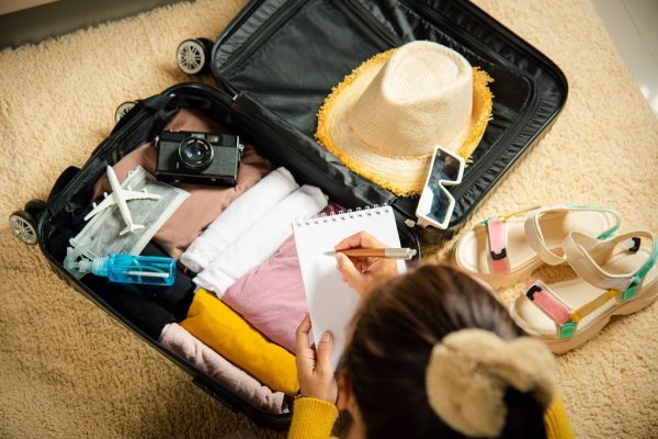 Vacances : les 9 papiers qu'il faut toujours emporter avec soi