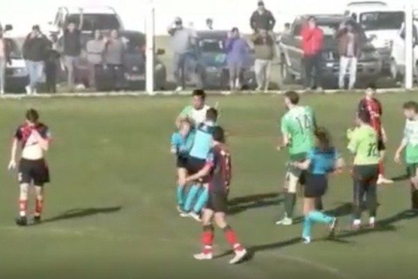 Un footballeur frappe une arbitre, dans le dos (Argentine)